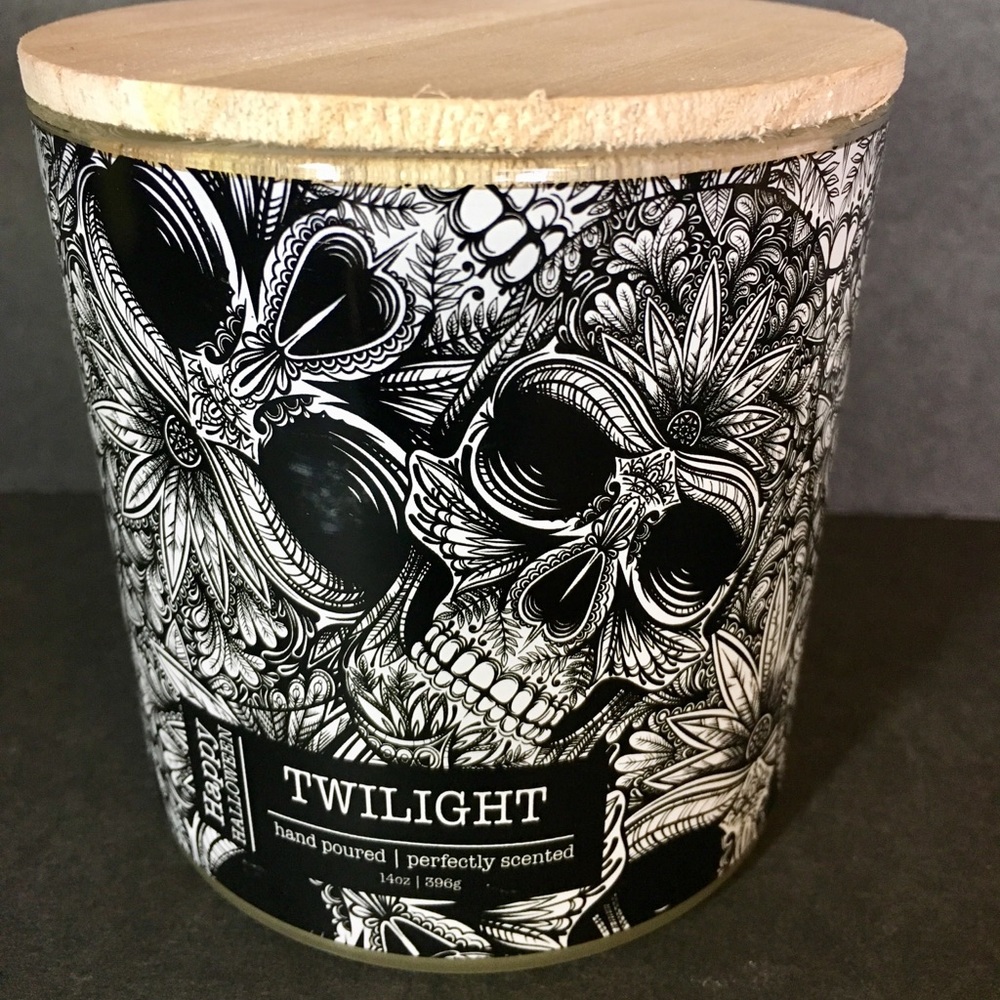 Halloween Gothic Twilight Skulls 2 Wick Candle